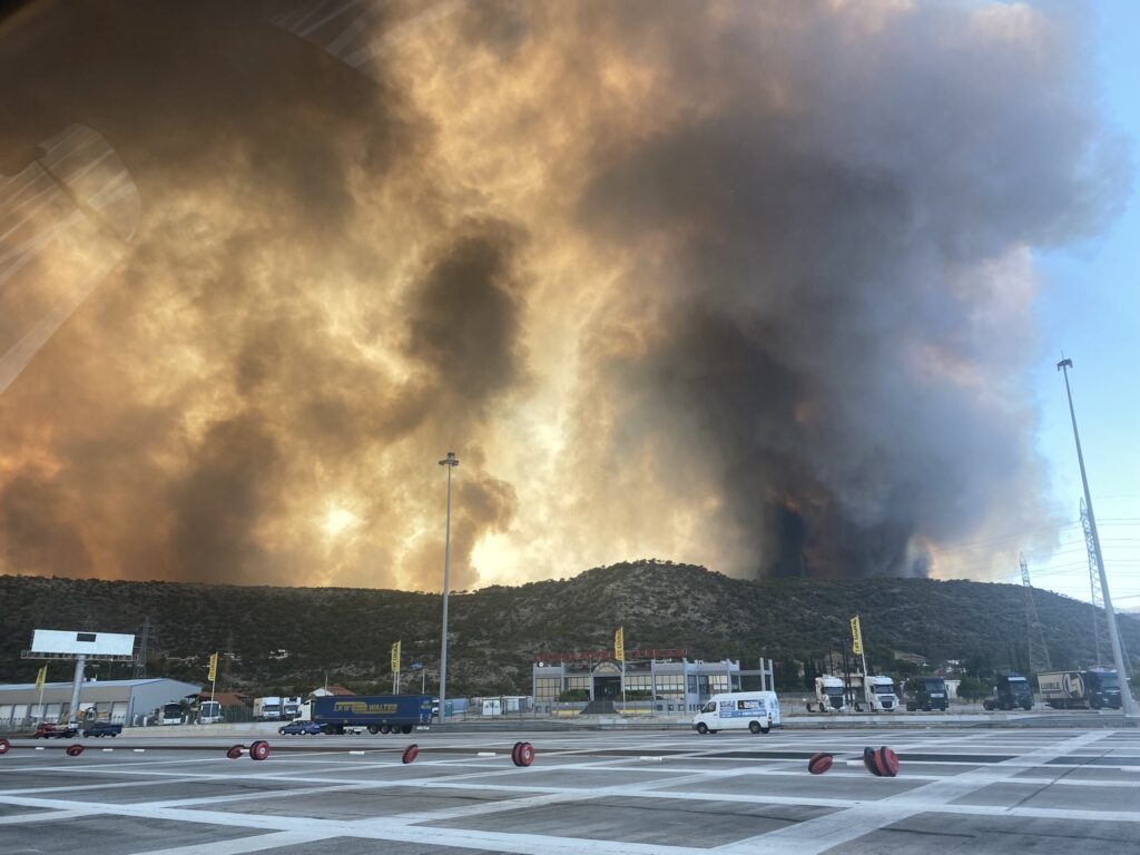 Λουτράκι:-Ανεξέλεγκτη-μαίνεται-η-φωτιά-–-Εικόνες-χάους-στην-Εθνική-Οδό-–-Εκκενώσεις-οικισμών