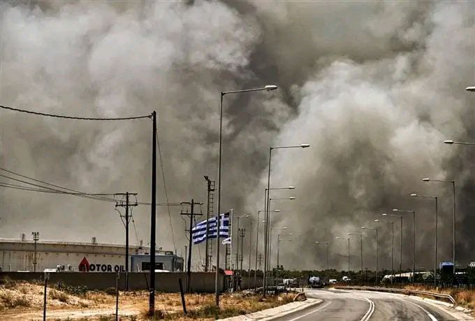 Φωτιά-τώρα:-Πλησιάζει-στα-διυλιστήρια-το-μέτωπο-του-Λουτρακίου-–-“Τα-ελικόπτερα-κάνουν-άθλο-ποτίζοντας-την-περιοχή-με-νερό”