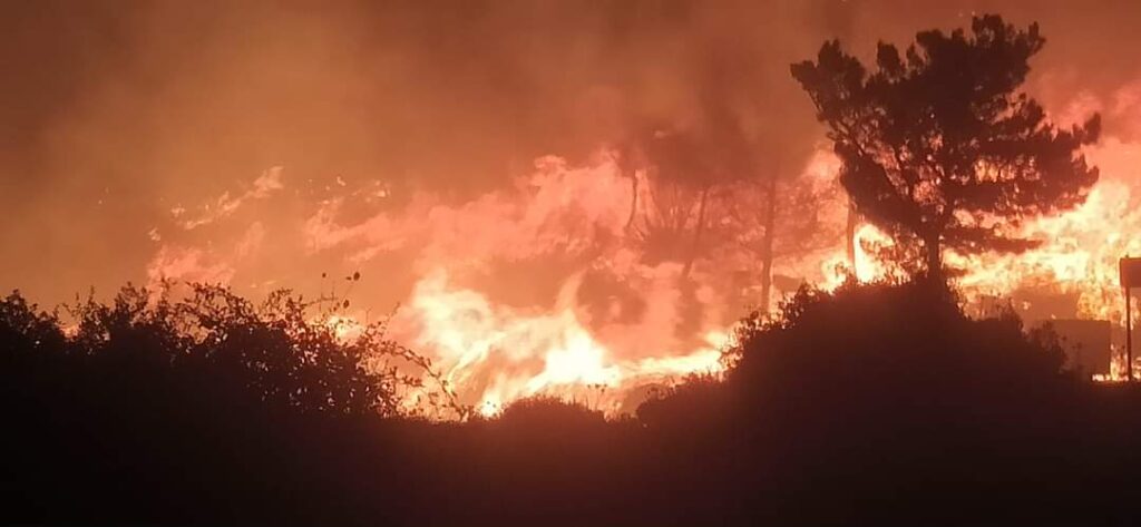 Συγκλονιστικό-βίντεο-διάσωσης-τουρίστριας-στην-Ρόδο-από-την-πύρινη-κόλαση!