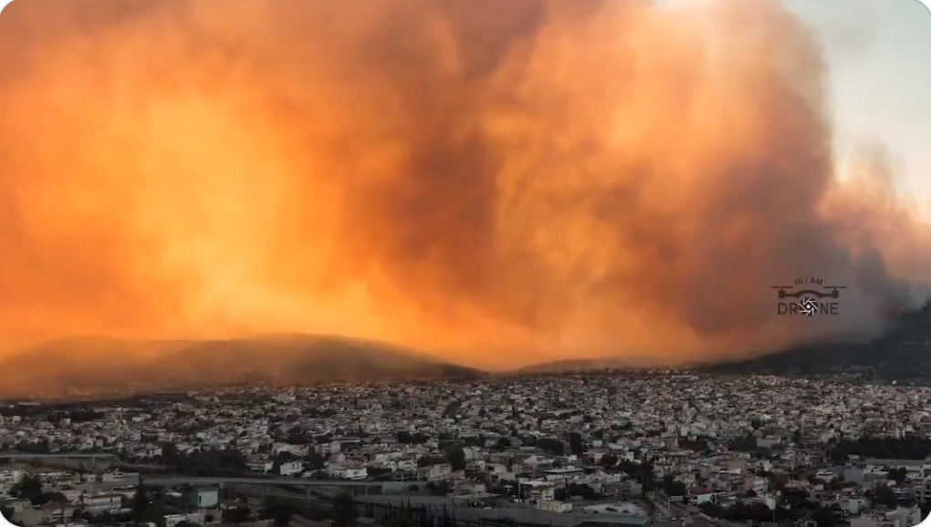 Απίστευτη-εικόνα!-Η-Ακρόπολη-«τυλιγμένη»-στους-καπνούς-με-κόκκινο-φόντο-τη-φλεγόμενη-Πάρνηθα