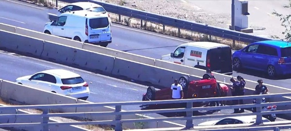 Σοβαρό-τροχαίο-στην-Ποσειδώνος-–-Ανατροπή-δύο-αυτοκινήτων