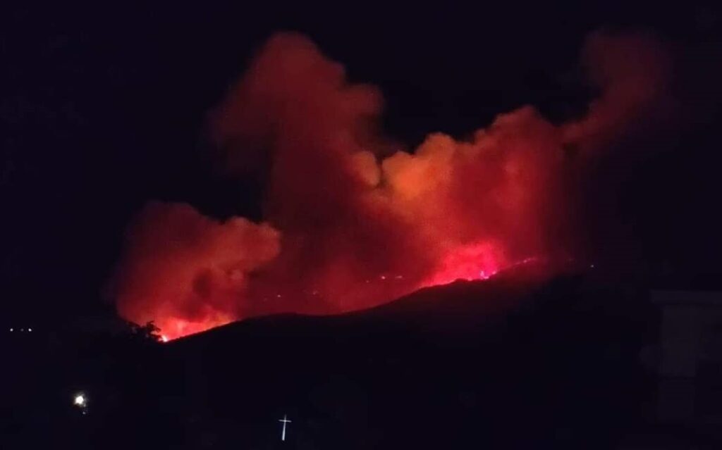 Οι-φωτιές-σε-Πέλλα-και-Δράμα-συνεχίζουν-να-μαίνονται-–-Οι-πυροσβέστες-δίνουν-μεγάλη-μάχη