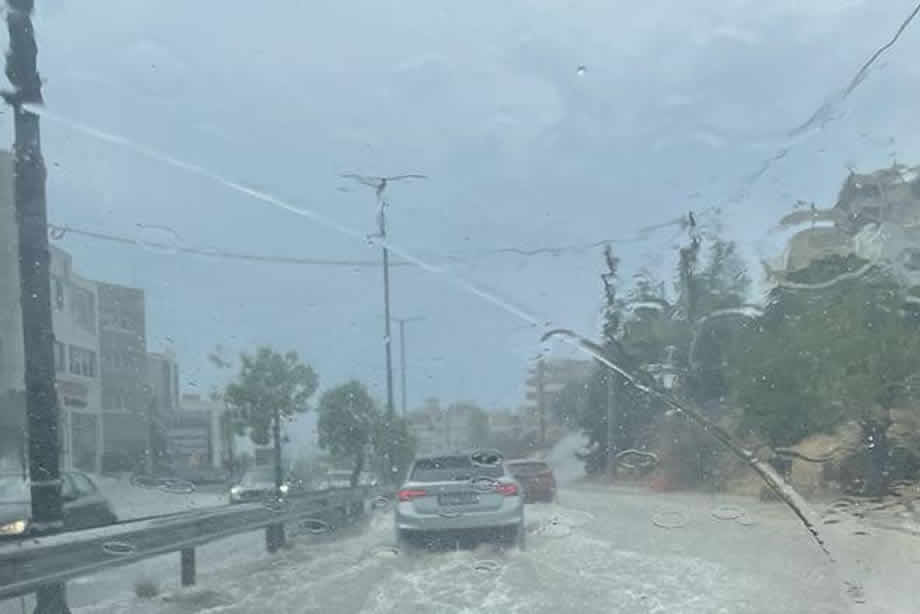 Κεραυνοί-και-καταιγίδες-από-το-κέντρο-της-Αθήνας-μέχρι-τα-νότια-–-Πλημμύρισαν-δρόμοι