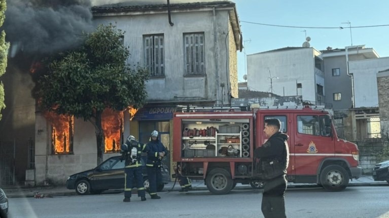 Σοκ-στα-Τρίκαλα:-Έτρωγε-από-το-συσσίτιο,-κάηκε-το-σπίτι-της,-αλλά-οι-πυροσβέστες-“πάγωσαν-”-όταν-βρήκαν-στα-καμένα…